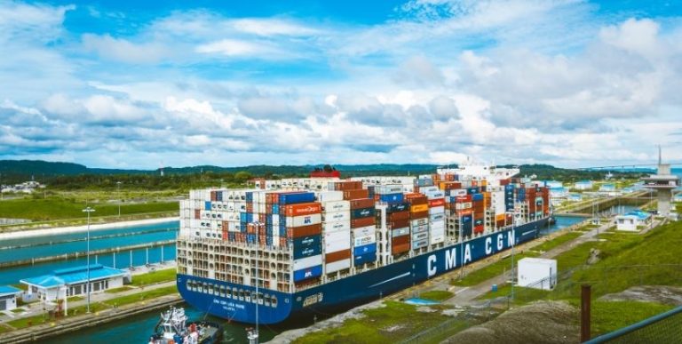 Barco de carga en canal amplio
